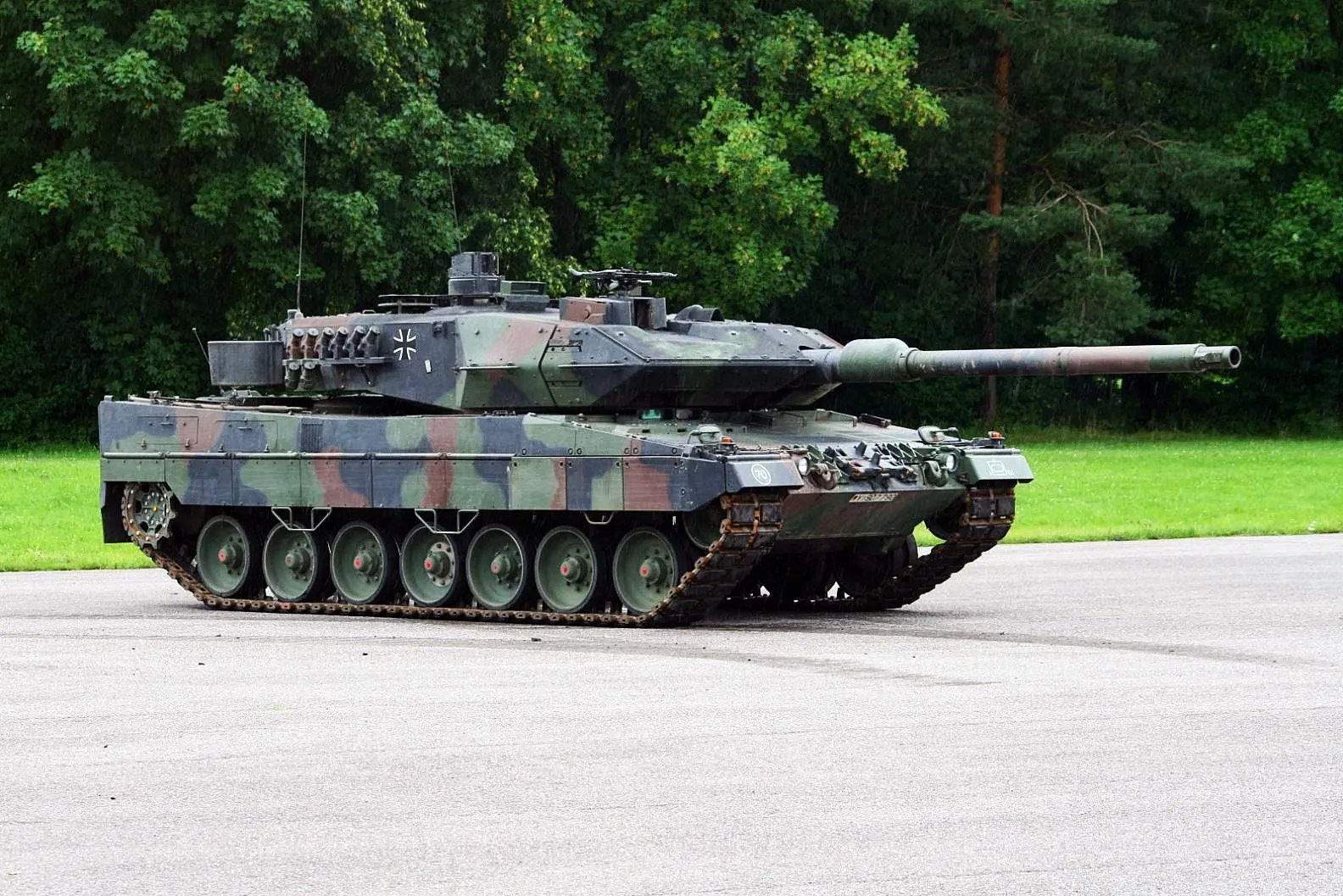 Et billede, der indeholder udendørs, transport, militærkøretøj, skyAutomatisk genereret beskrivelse
